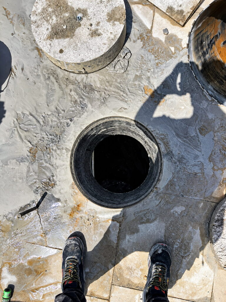 Obra con pozo de cemento y sombras