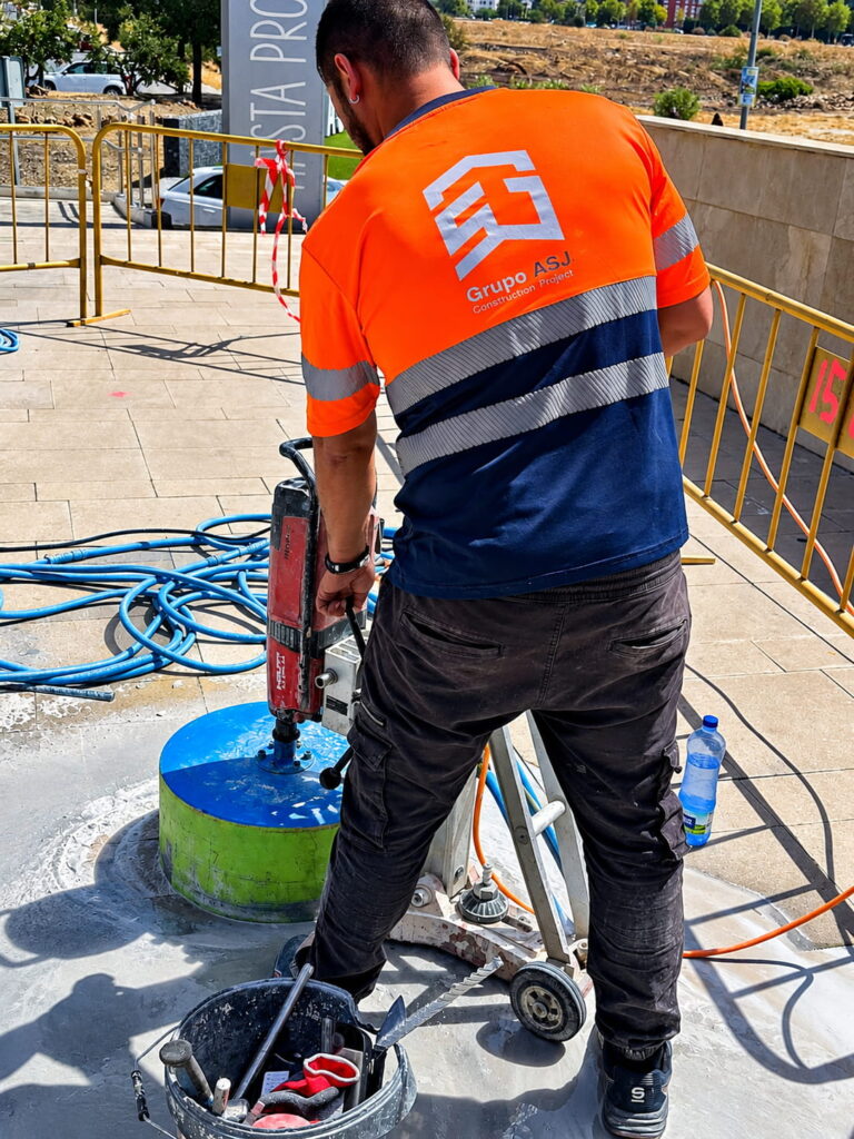 Operario con pulidora industrial en obra