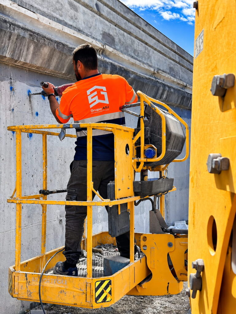 Trabajo en altura perforando hormigón